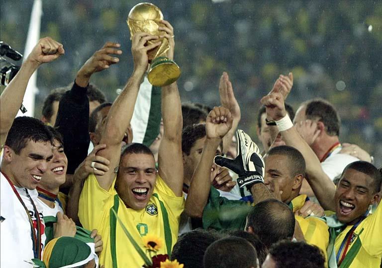 الظاهرة رونالدو يرفع كأس العالم 2002