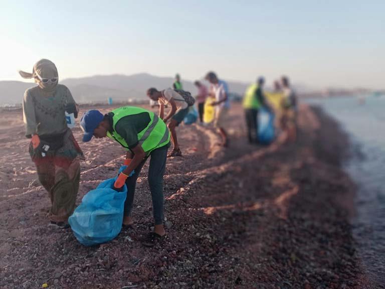 حملة نظافة بشاطئ اللاجونا بمدينة دهب 