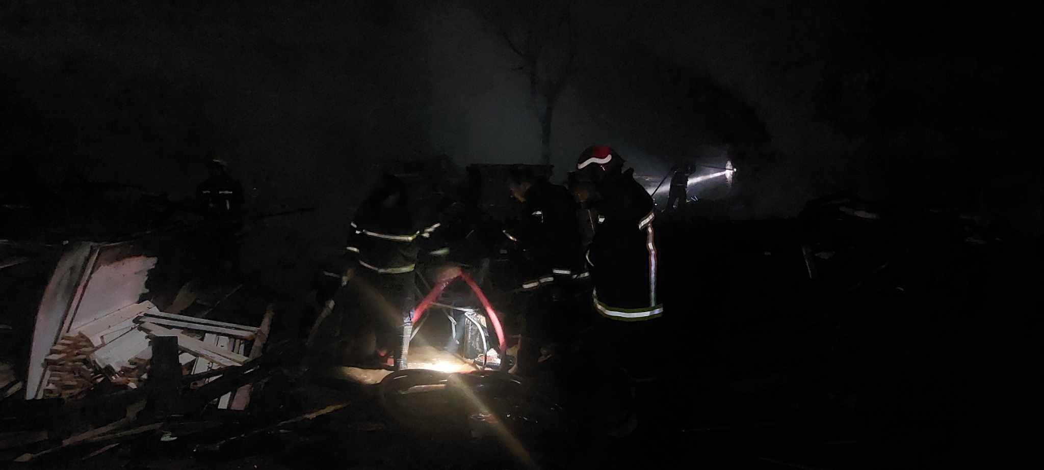  حريق محدود في كمية أخشاب جوار معهد أزهري بحي شرق