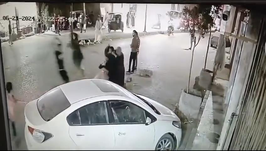 الاعتداء على رجل وزوجته وأطفاله في الشارع بأسيوط (2)
