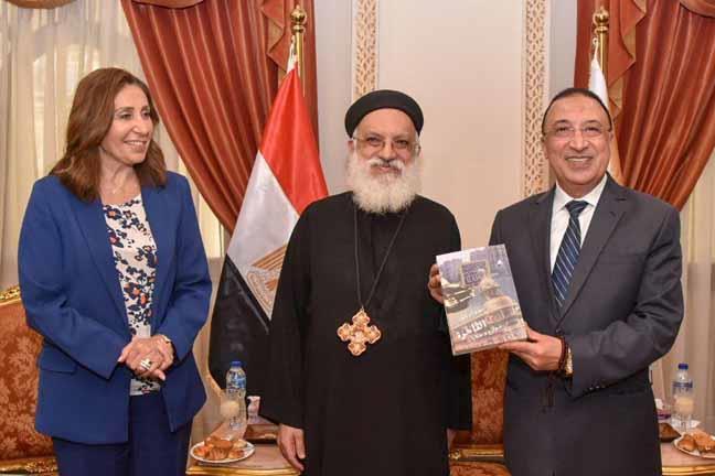 وزيرة الثقافة ومحافظ الإسكندرية يفتتحان معرض كتاب الكاتدرائية المرقسية (1)