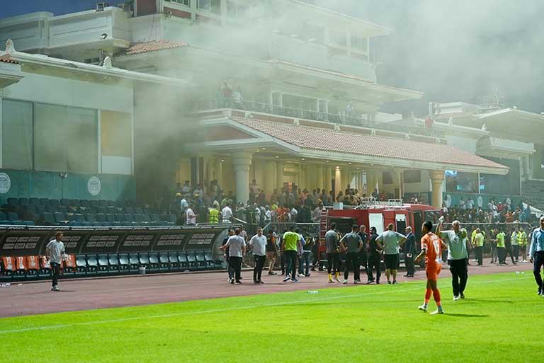 إلغاء مباراة سموحة وبيراميدز بعد حريق غرفة تحكم استاد الإسكندرية 