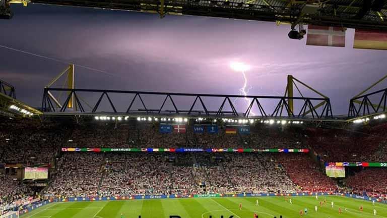 إيقاف مباراة ألمانيا والدنمارك بسبب سوء الأحوال الجوية 