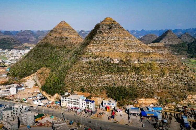 تشبه أهرامات الجيزة.. ما قصة الجبال الصينية المثيرة للجدل؟