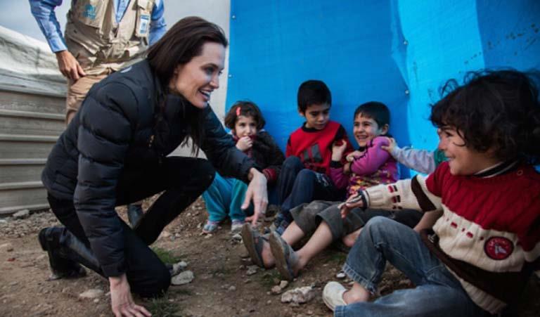 أنجلينا جولي مع الأطفال السوريين بأحد المخيمات