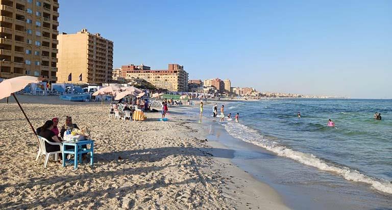 بدء توافد المواطنين على شواطئ الإسكندرية (7)