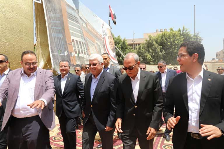 الدكتور محمد أيمن عاشور خلال زيارته لموقع إنشاء مستشفي بنها الجامعي الجديد