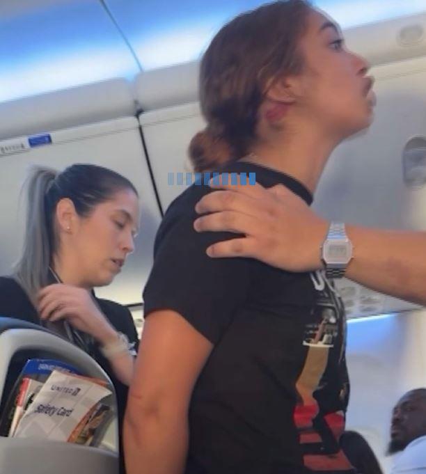 سيدة تعض مضيف طيران وتمزق قميصه على متن طائرة 