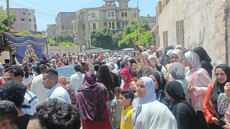 احتفالات مبهجة لطلاب الثانوية في المنيا بآخر يوم امتحانات