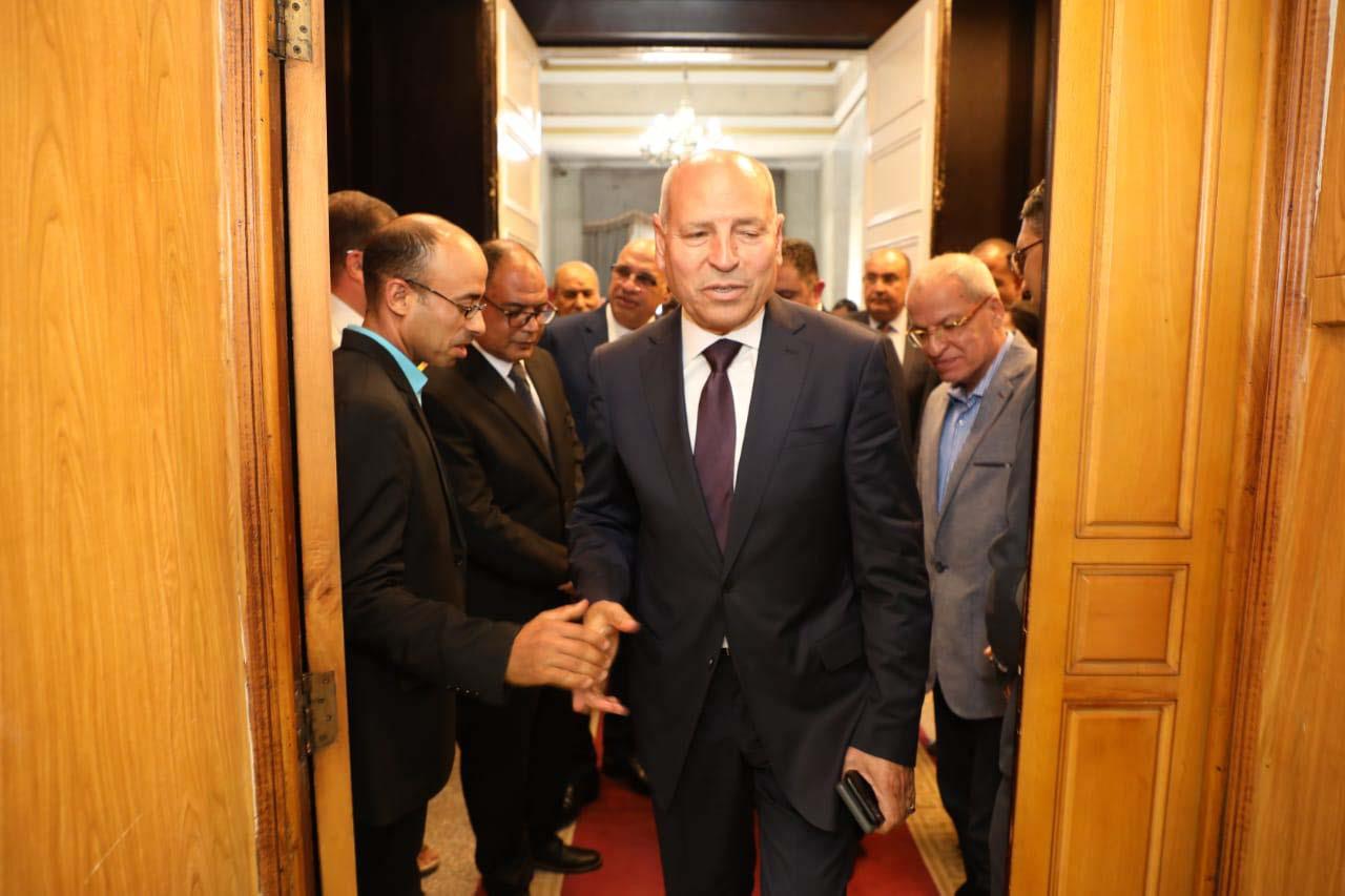 المحافظ الجديد للقاهرة يصل مكتبه 