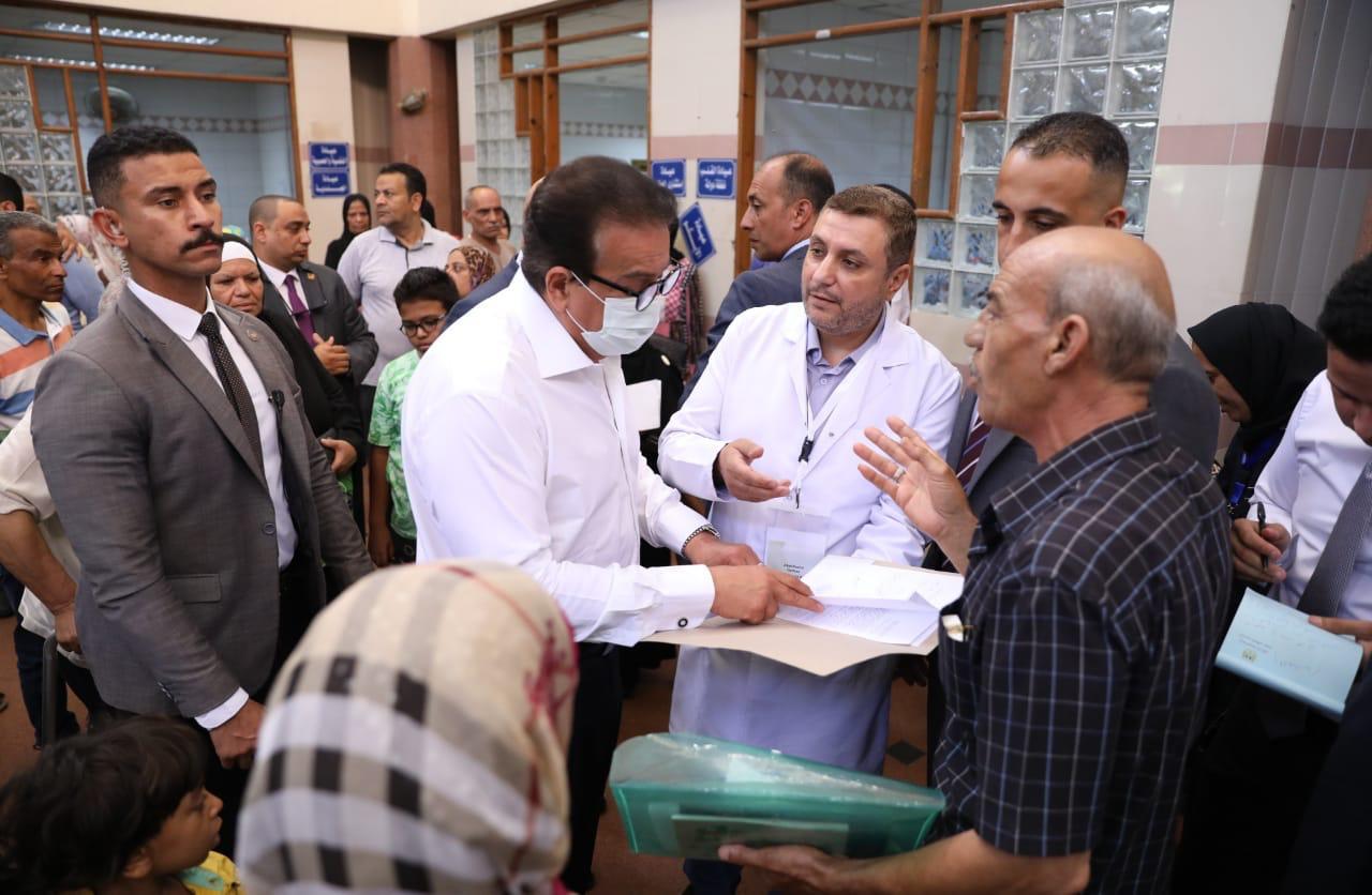 جولة مفاجئة لوزير الصحة بمستشفيات الإسكندرية