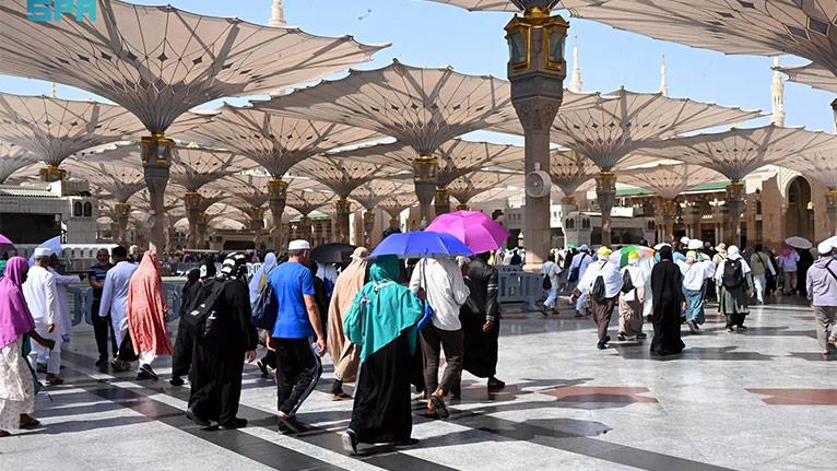 توافد الزائرين إلى المسجد النبوي مع بداية موسم العمرة