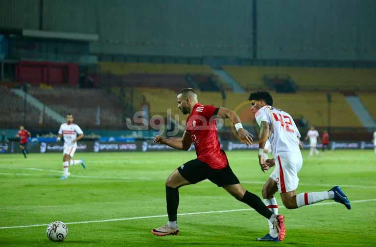 منافسة بين لاعب الزمالك ولاعب طلائع الجيش على الكرة