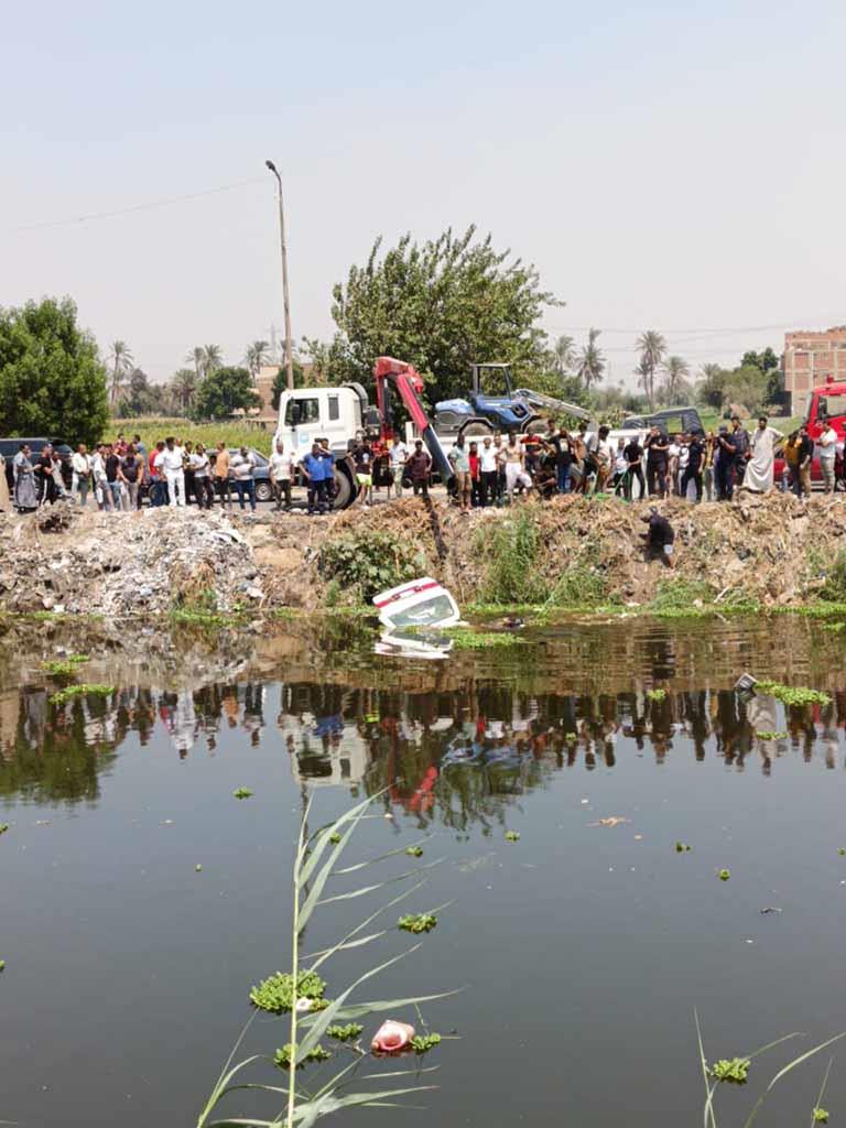 سقوط ميكروباص بترعة المريوطية (2)