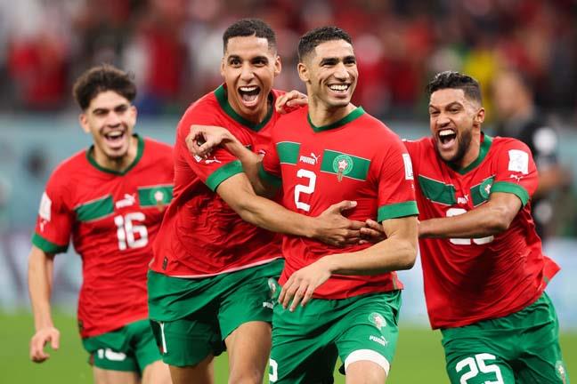 يحيى عطية الله يحتفل مع لاعبي منتخب المغرب