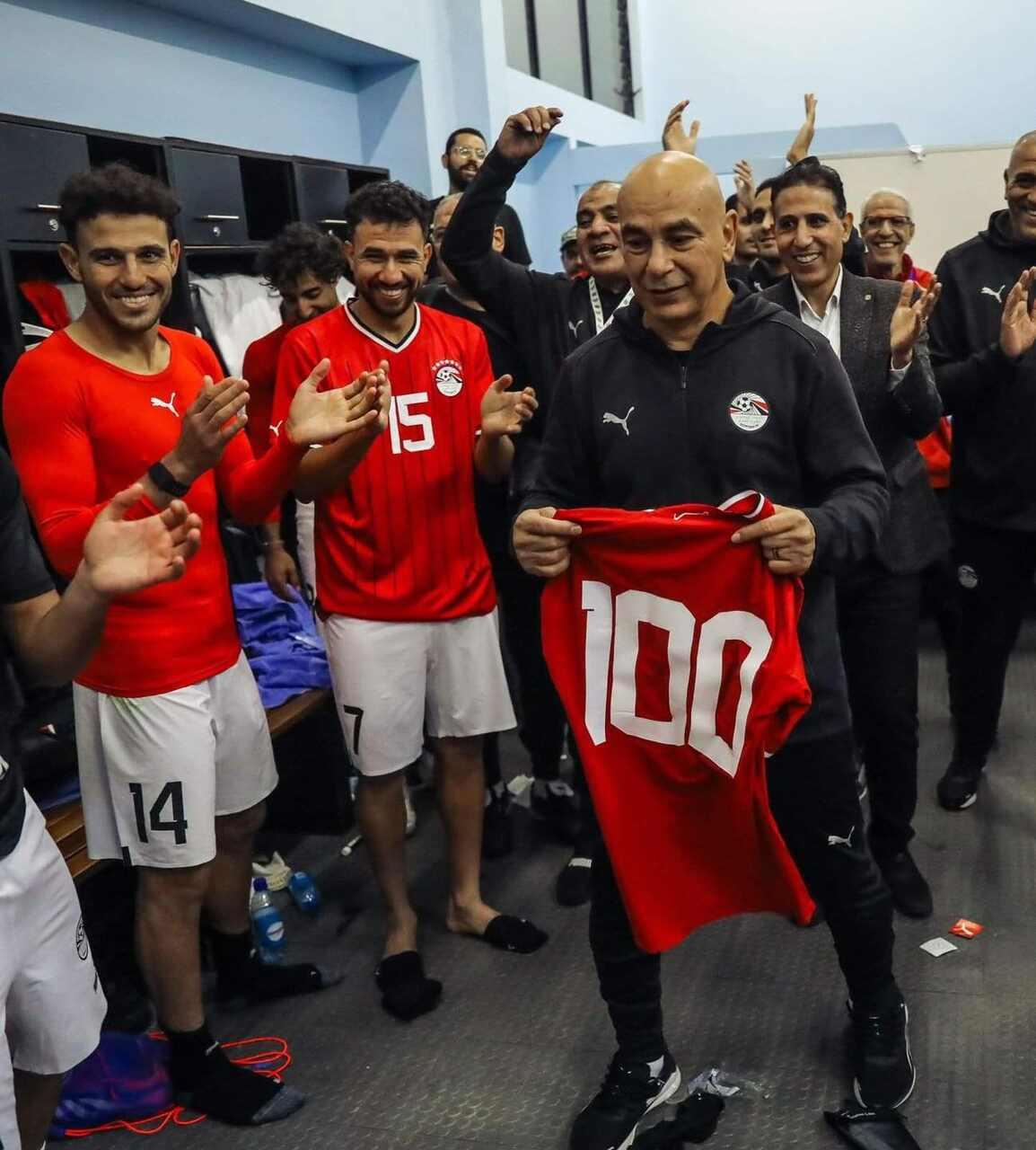 احتفال بمحمد صلاح بالوصول إلى 100 هدف (3)