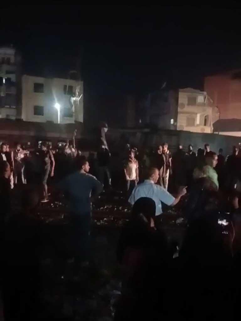 البحث عن ضحايا بموقع حادث قطاري الزقازيق