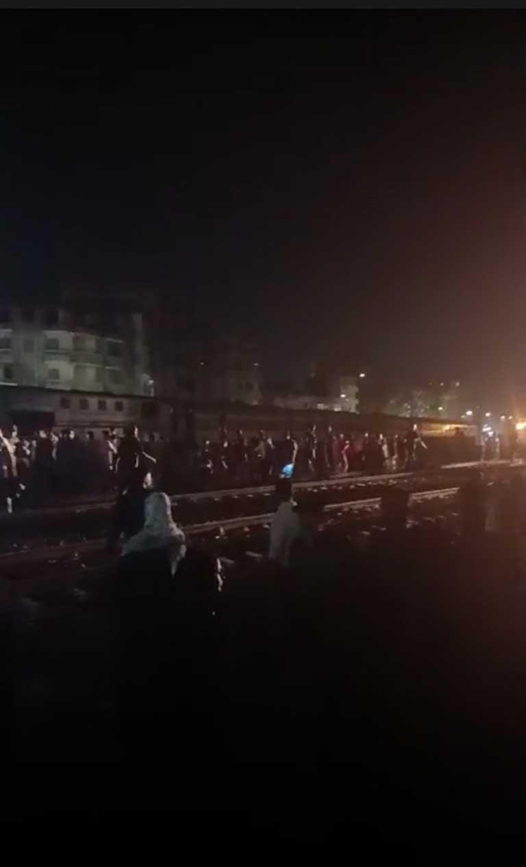 البحث عن ضحايا بموقع حادث قطاري الزقازيق