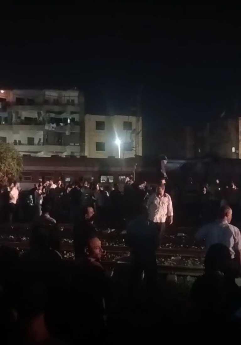 البحث عن ضحايا بموقع حادث قطاري الزقازيق