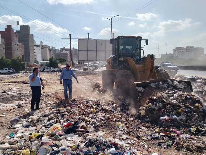 رفع مخلفات من الطريق الدائري فى المنصورة (2)