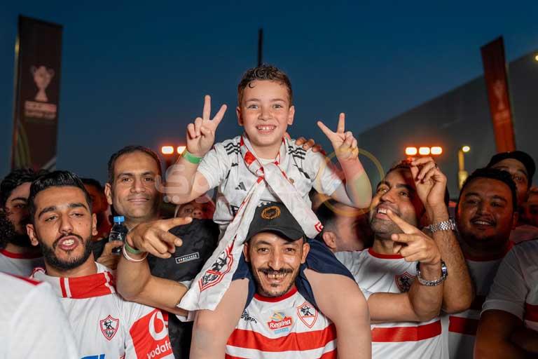 جماهير الزمالك تُزين محيط ملعب السوبر الأفريقي 