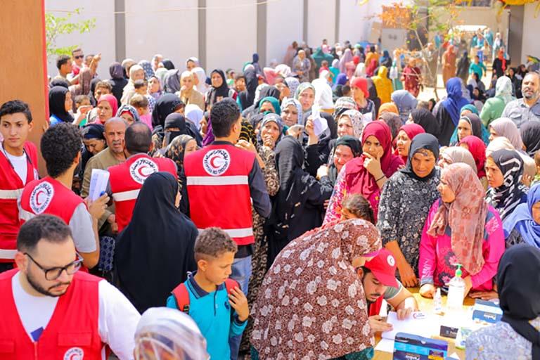 الهلال الأحمر المصري يطلق قافلة طبية (6)