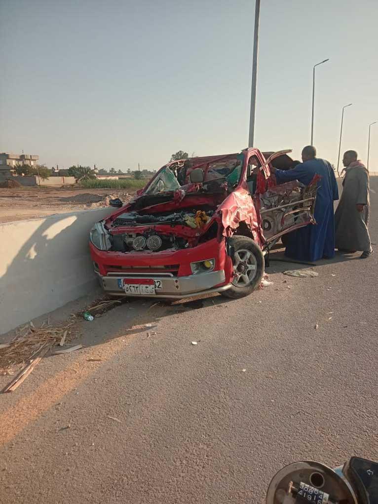 الصور الأولى لحادث تصادم سيارة ربع نقل وجرار زراعي بأسيوط  (1)