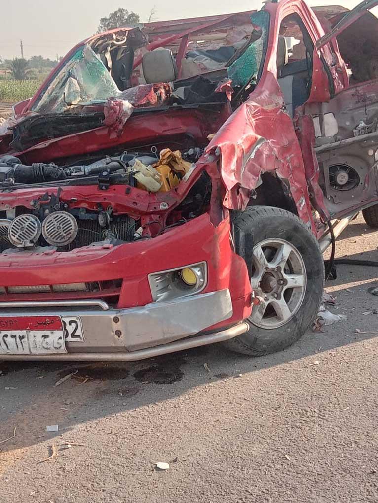 الصور الأولى لحادث تصادم سيارة ربع نقل وجرار زراعي بأسيوط  (3)