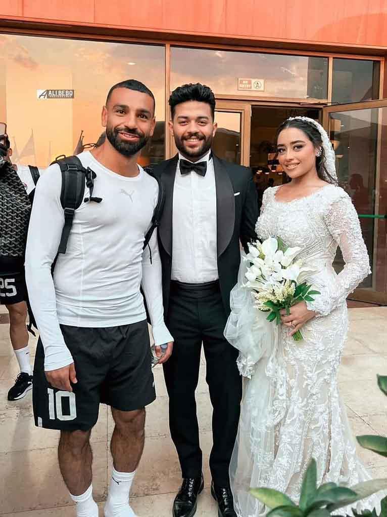 محمد صلاح يلتقط صورة مع عرسان في حفل زفافهم