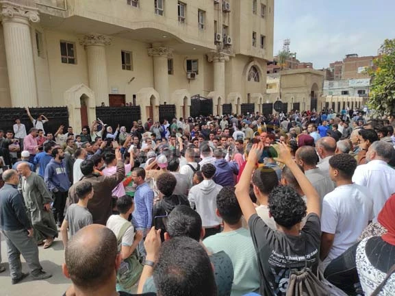 حشود غفيرة وهتافات أمام محكمة الجنايات بالبحيرة (2)