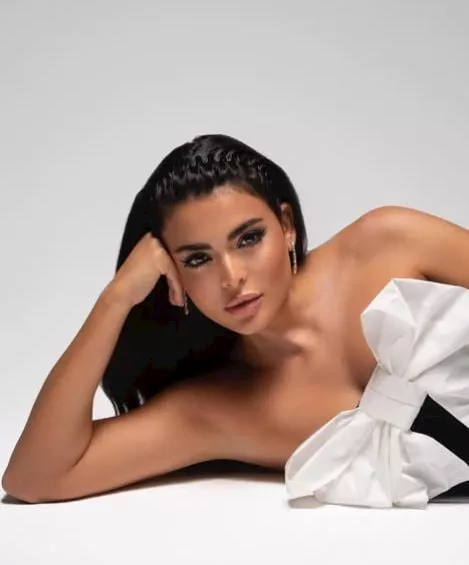 18 صورة لأجرأ إطلالات أسماء جلال | مصراوى