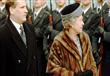 ''الفرو'' يثير الانتقادات ضد ملكة بريطانيا