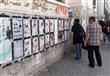 تونسيون ينظرون الى ملصقات انتخابية في تونس في 7 تش
