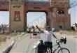 مغامر مصري يروج للسياحة على دراجته