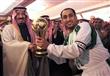 صورة من ارشيف 30 كانون الثاني/يناير 2002 لحاكم الرياض الامير سلمان يقدم جائزة كأس الخليج لقائد المنتخب السعودي سامي الجابر في الرياض