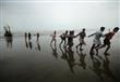 صيادون بنغلادشيون يجرون مركب صيد في تكناف في 16 حز