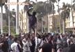 ملثم يلقى خطاب وسط تظاهرات الإخوان بجامعة القاهرة