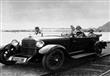 صورة لسيارة مرسيدس قديمة رقم 4874 امام أهرامات الج