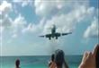 طائرة بوينج تحلق بصورة خطيرة فوق رؤوس سياح الكاريب