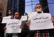 بالصور.. صحفيون يحتجون على سلالم النقابة للمطالبة 