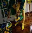 برازيلى يحول حياته بألوان علم البرازيل استعداداً لكأس العالم                                                                                          