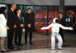 أوباما» يلعب كرة قدم مع روبوت ياباني بطوكيو 