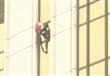 الرجل العنكبوت الفرنسي يتسلق على فندق ارتفاعه 153 