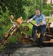 رجل يصنع دراجة نارية من الأخشاب 