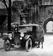 أول سيارة يملكها و كانت من نوع مرسيدس سنة 1924