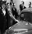 مؤسس شركة رينو الفرنسية لويس رينو يقدم سيارته الجديدة لهتلر أثناء معرض برلين للسيارات سنة 1937                                                        