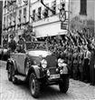 هتلر بسيارته المرسيدس العسكرية التي صنعت له خصيصاً                                                                                                    