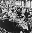 هتلر و هو جالس في القعد الخلفي لفولكس فاجن بيتل و هي سيارة تم تصميمها على طلب من أدولف هتلر , استعملها النظام النازي كأداة دعاية له .                 