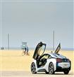 BMW i8 على شاطئ دبي