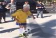 برازيلي عمره 87 عامًا يستعرض مهاراته الكروية